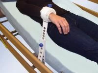 Фиксирующий ремень для запястья с магнитным замком с креплением к кровати Orliman 1014 Фиксирующий ремень для запястья с магнитным замком с креплением к кровати Orliman 1014